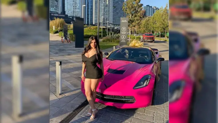 karely ruiz y su auto