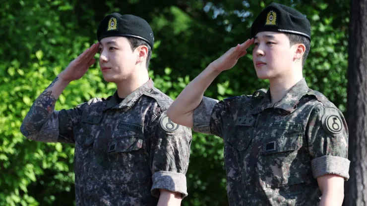 ¿Por qué los ídolos de K-pop no pueden trabajar mientras están en el servicio?