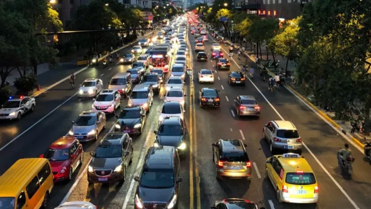 HISTORICO: California prohíbe la venta de autos nuevos de gasolina.