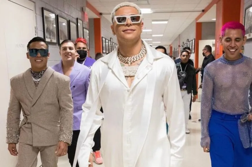 Grupo Firme lentes.jpg