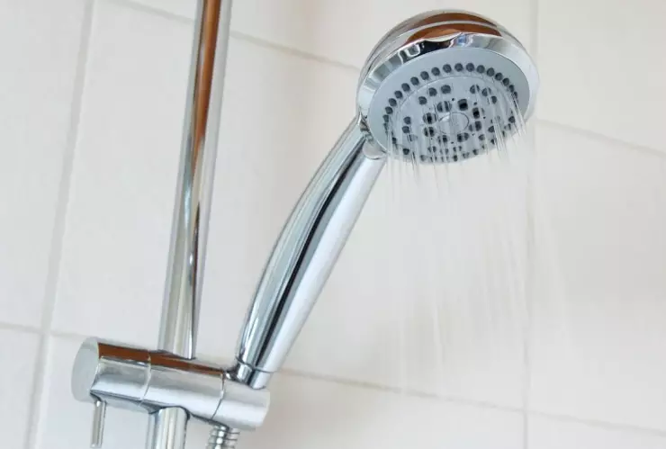 Los beneficios de bañarse con agua tibia antes de dormir