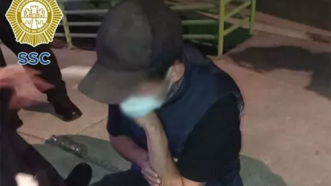 Policías de la SSC intervinieron para evitar que un joven atentara contra su vida desde lo alto de un puente peatonal en Tlalpan.