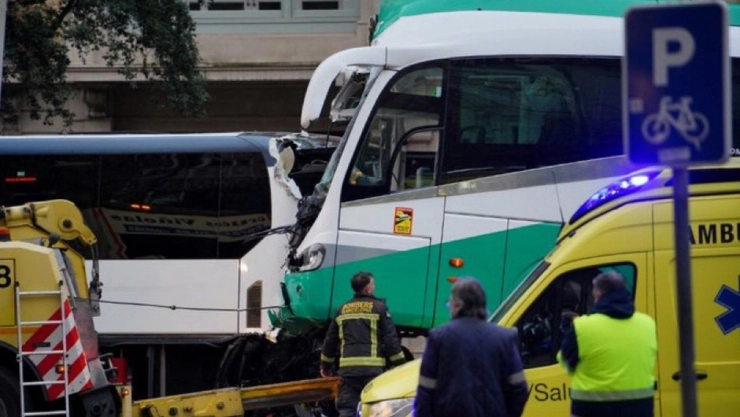 Un accidente en Barcelona entre dos autobuses dejó 51 heridos, cuatro en estado crítico
