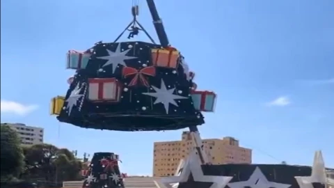 Árbol de Navidad en Brasil se desploma