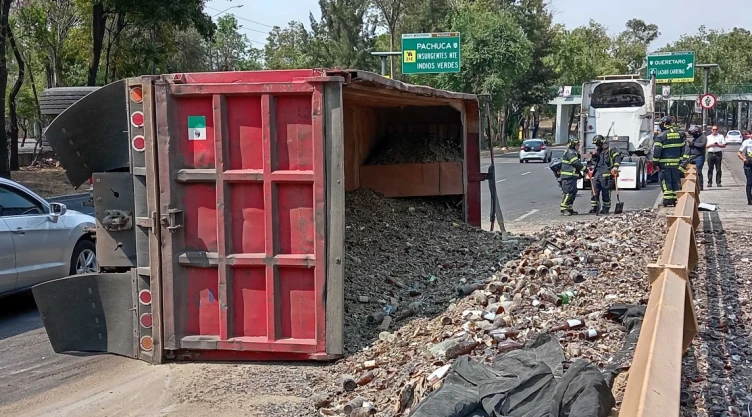 Camión de carga vuelca sobre Circuito Interior, bloqueando tres carriles con dirección al AICM