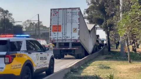 Tráiler en Calzada Ignacio Zaragoza