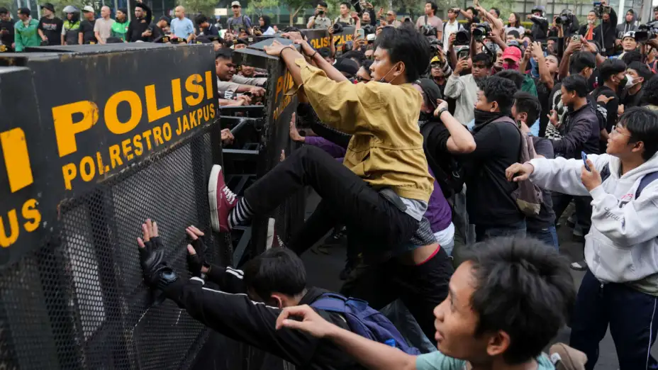 Estudiantes protestan por políticas económicas en Indonesia.