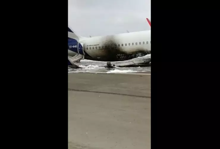 VIDEO Avión de LATAM choca un camión de bomberos en Perú; hay muertos