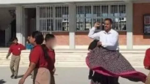 Profesor se pone falda para enseñar baile folklore a sus alumnos; se viraliza en redes