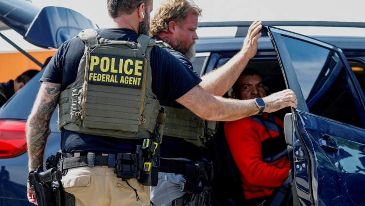 Detienen a 57 migrantes guatemaltecos en Nueva York, la mayoría en una planta de barras de snack