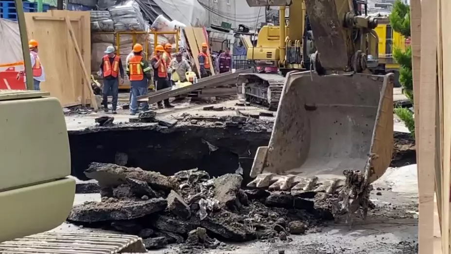 Socavón en Iztapalapa crece tras fuertes lluvias; tres casas desalojadas