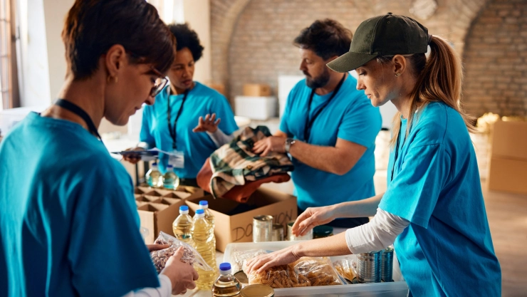 Voluntarios en el banco de alimentos de California