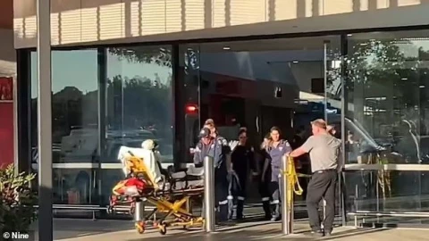 hombre-ataque-hacha-centro-comercial-nueva-gales-sur-australia
