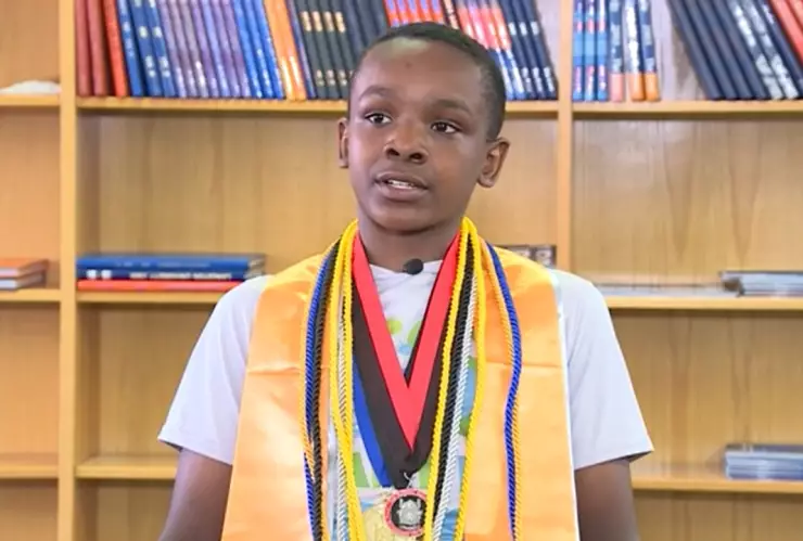 Estudiante de 13 años se gradúa de la universidad en Oklahoma.