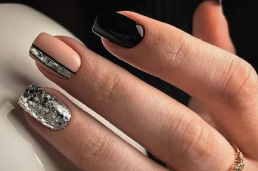 19 ideas de uñas rosas con brillos cortas y largas