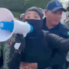 estudiantes-la-uaem-protestan-en-desfile-cuautla-policias-los-reprimen