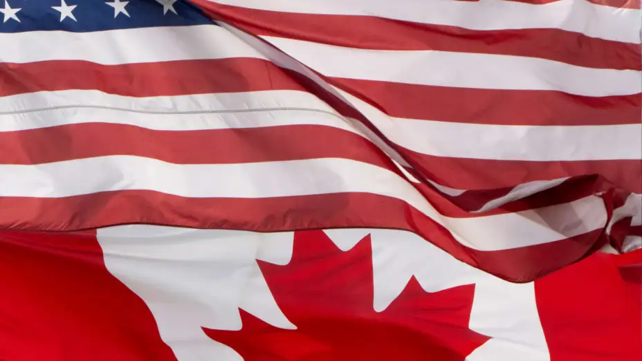 Banderas de Canadá y EU ondean sobre un estadio en Ottawa.