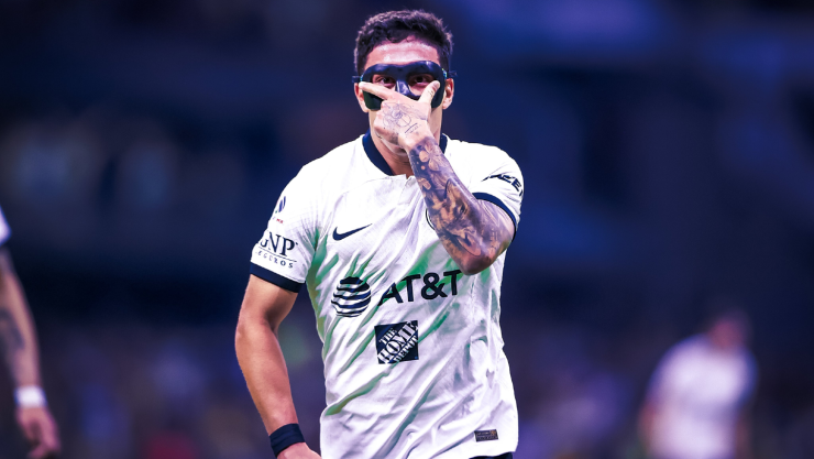 Alejandro Zendejas celebra un gol con el América