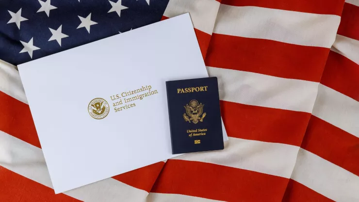Una carta del USCIS con el nuevo pasaporte después de jurar la ciudadanía.