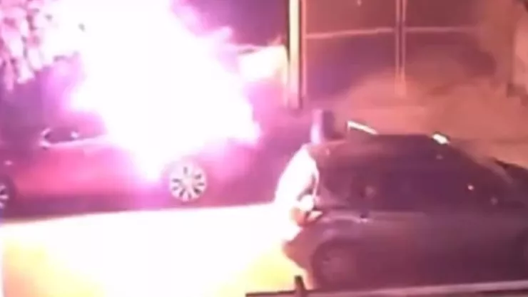 Auto se quema en la colonia Buenos Aires Sur