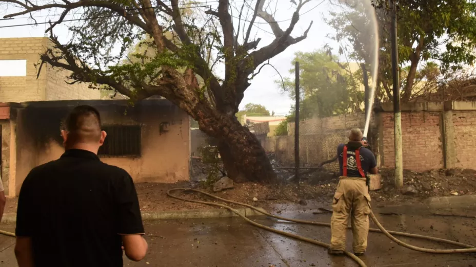 Se incendia casa en Los Mochis (1).jpg