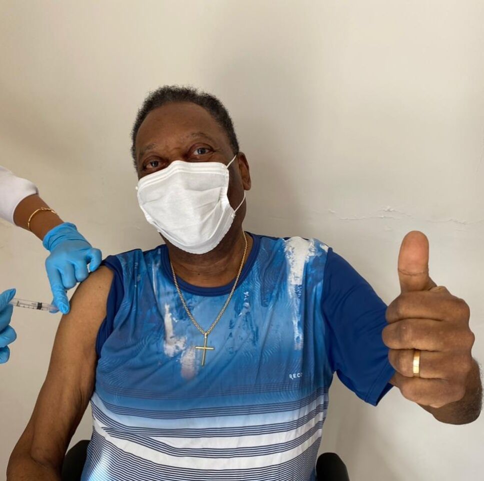 Pelé se vacuna contra la COVID-19, afirma que “es un día inolvidable”