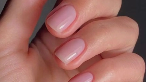 uñas cortas naturales y cuadradas