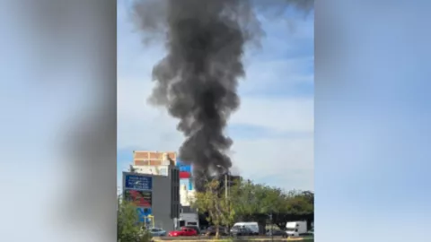 ¡Por tu seguridad, toma rutas alternas! FUERTE INCENDIO en el bulevar más concurrido de León hoy viernes 14 de noviembre (2).jpg