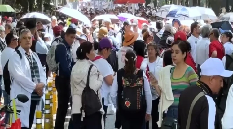 Queremos Medicina: Cuándo y dónde será la gran marcha nacional contra el desabasto en México. En la imagen se observa a trabajadores del Sector Salud en México protestando ante la falda de condiciones adecuadas para poder trabajar.