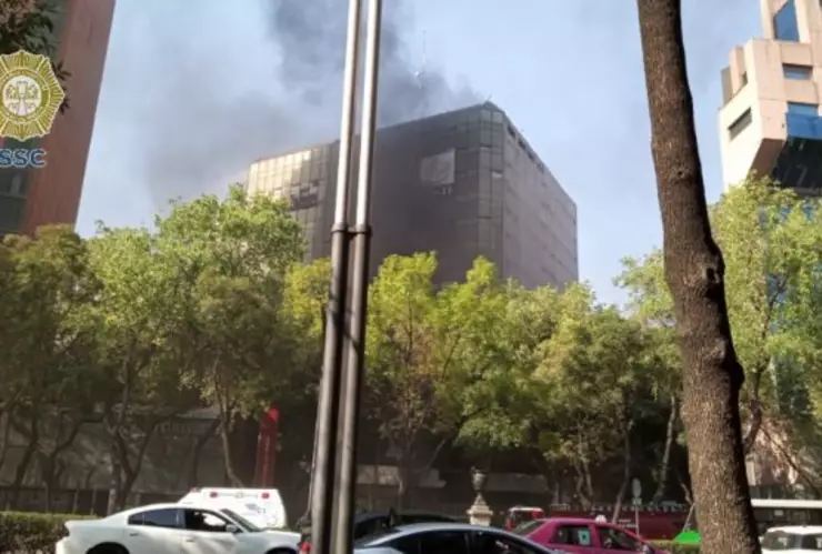 Se registra un incendio en un edificio en Paseo de la Reforma