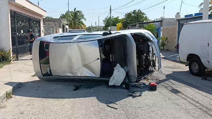 Fuerte accidente deja un auto volcado en la colonia Villa Magna Sur