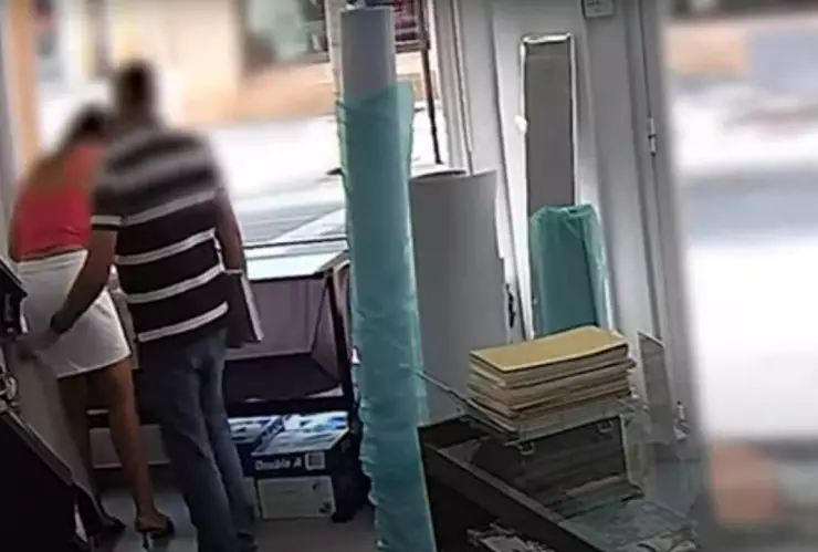 Graba mujeres debajo de la falda.