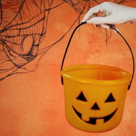 Ideas DIY 3 proyectos creativos para armar bolsas de truco o trato con caras de monstruo.jpg
