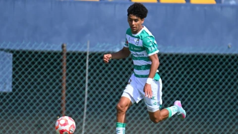 Tráiler intenta ganarle al paso del tren y termina embestido en Pecos, Texas un impactante accidente que deja dudas sobre posibles heridos. - 2025-10-29T114804.927.png