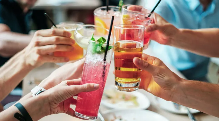 Las bebidas que te mantendrán hidratado durante la ola de calor