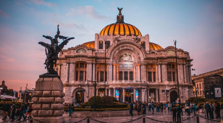 Si saliste de México antes del vencimiento de tu visa electrónica, no puedes reingresar con la misma. Conoce por qué y qué debes hacer.