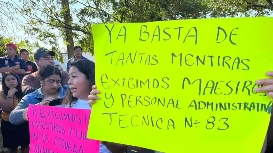 Padres bloquean avenida en Pajapan exigiendo maestros.