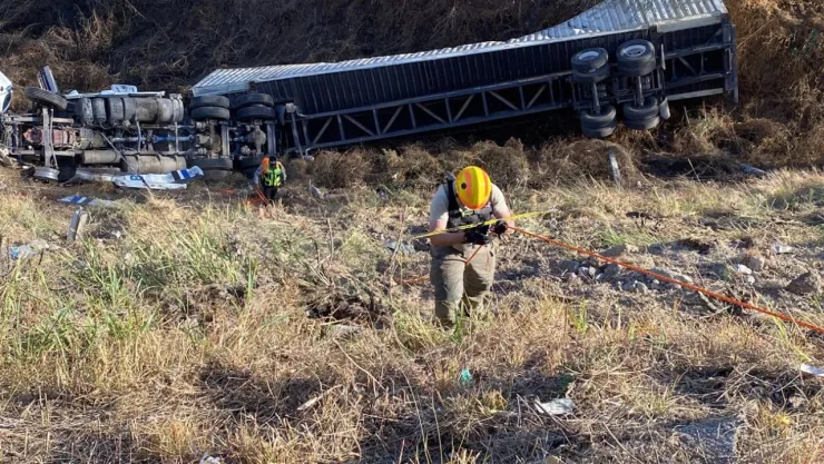 Tráiler cae 30 metros de un barranco en la autopista Jalostotitlán-Lagos de Moreno