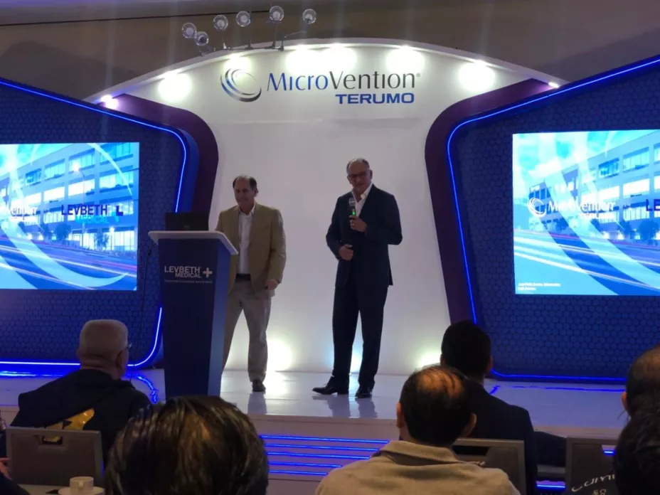Juan Pablo Zerviño, Director LATAM de MicroVention y el Ing. Arturo Vargas Cruz, CEO Levbeth Medical.jpg