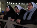 Así se reúnen a orar por la salud del papa Francisco.