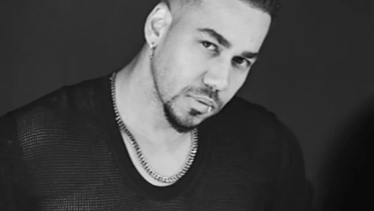VIDEO- Romeo Santos sorprende con increíble desnudo en video