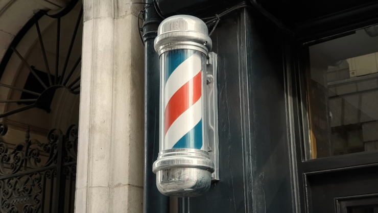 Significado de los postes de colores en las barberías