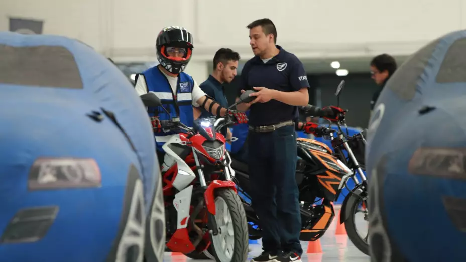 El copiloto es un aliado del conductor porque influye en el comportamiento de la motocicleta