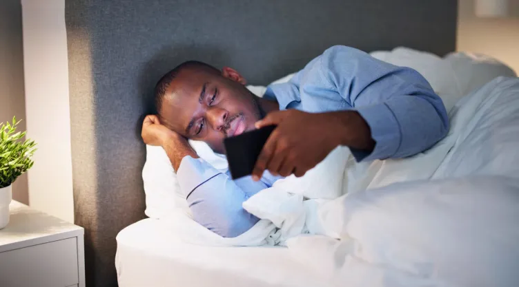 ¿Por qué es malo dormir con el celular cerca? Esto dicen los expertos