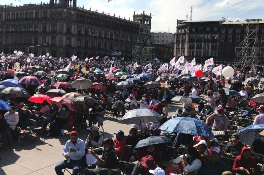 Ciudadanos acuden al Zócalo para apoyar al Presidente.
