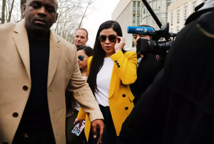 Emma Coronel apareció en la pasarela de Milán vestida de blanco y con corona de brillantes