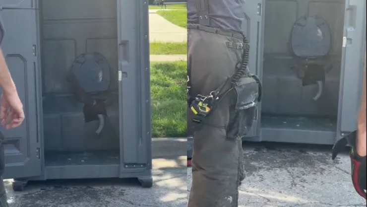 rescatan a hombre de baño portátil en Kansas