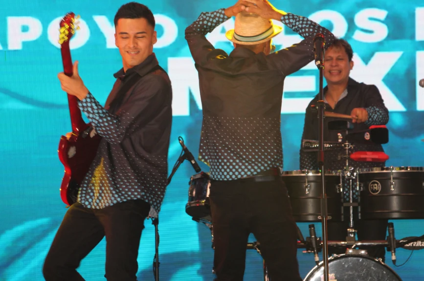 Todo mundo se puso a bailar con Los Toches