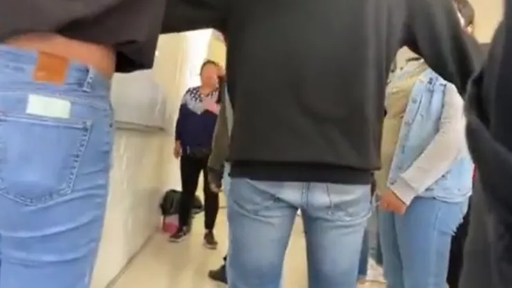 VIDEO Madre de familia golpea a una maestra de preparatoria