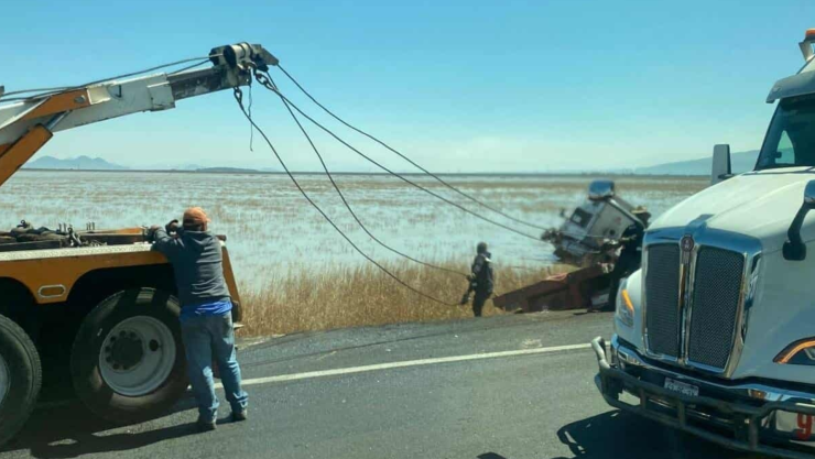 Camioneta cae al lago Cuitzeo